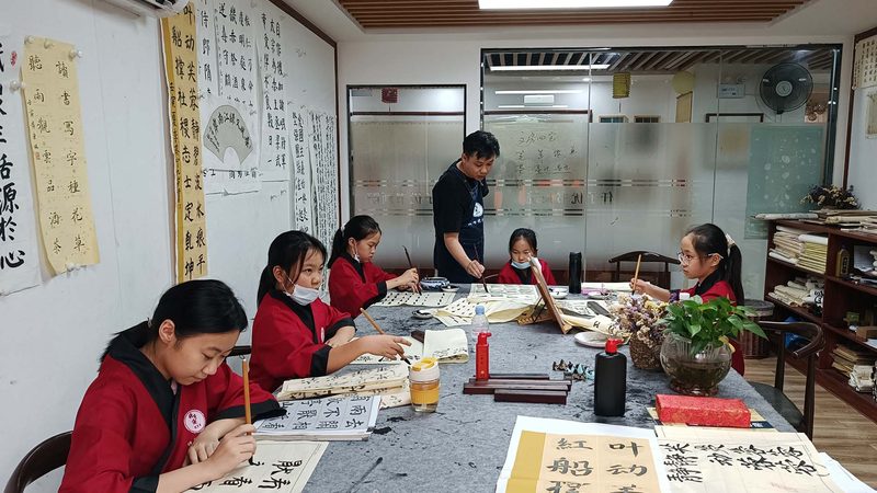 以下是一些电工培训教材推荐：